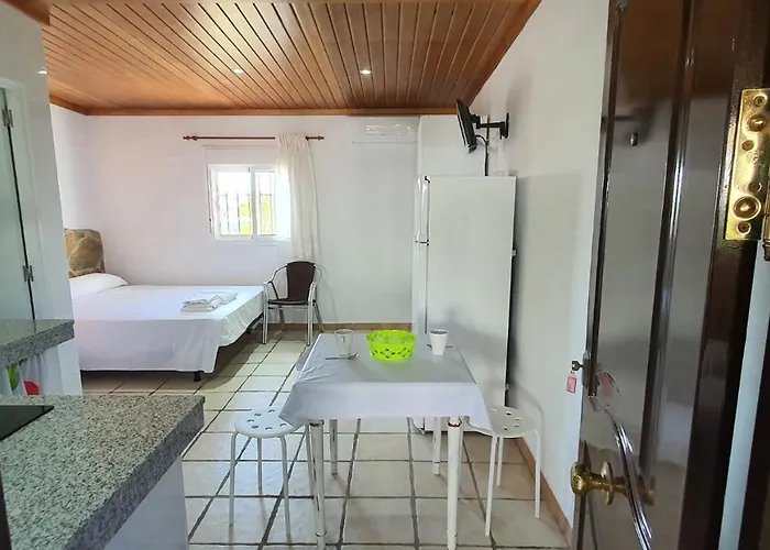 Estudios Con Piscina Compartida En Conil. *